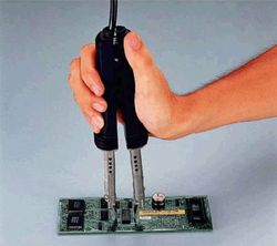 smd soldering،یک هویه با 2 بازو برای داغ کردن 2 پایه قطعه همزمان در لحیم کاری اس ام دی